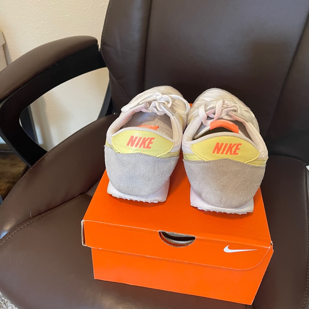 Women’s Nike waffle shoes size 10